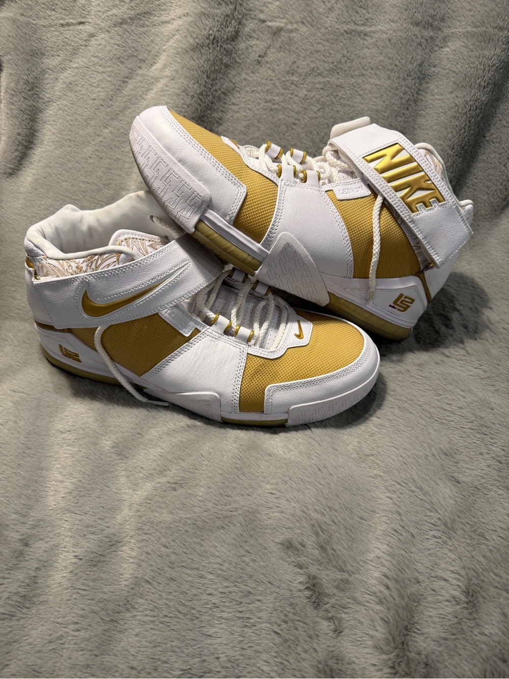 Nike LeBron Zoom 2 Maccabi size 13M lightly worn no box